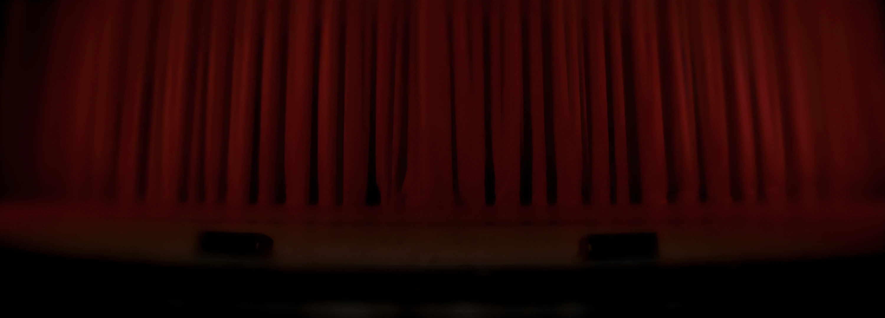 un rideau rouge sur une scène de théâtre