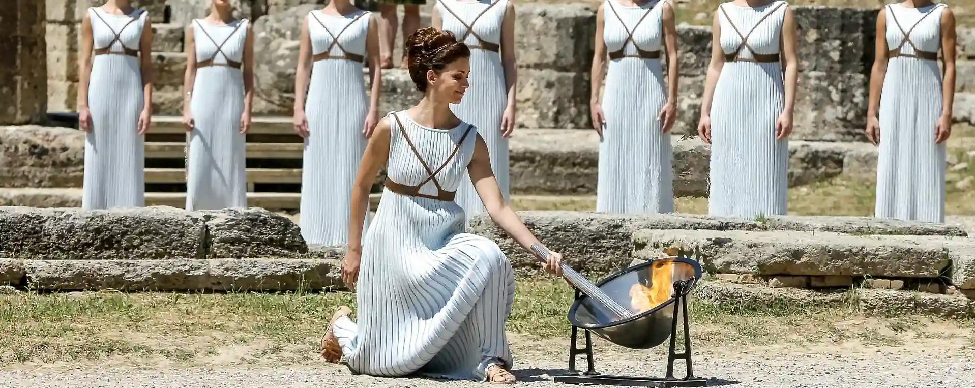femme grecque antique enflamment une torche