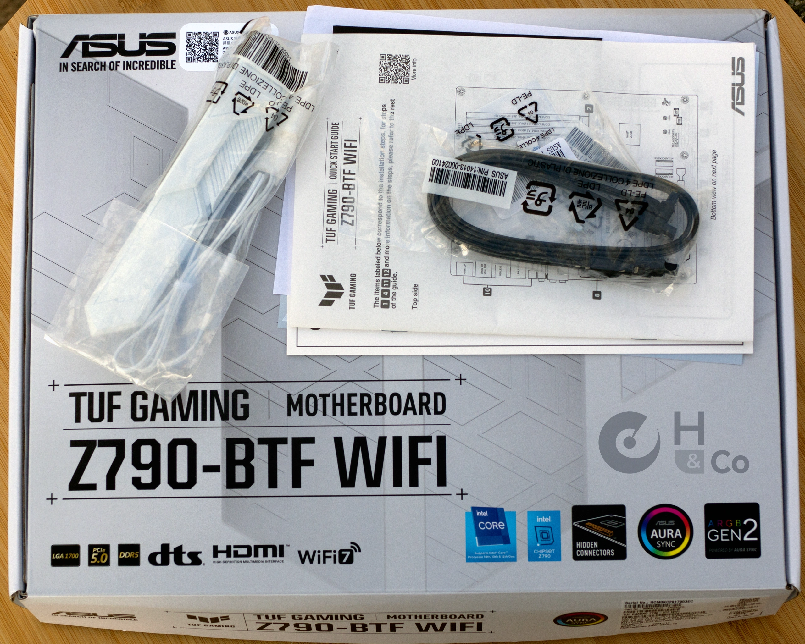 Asus TUF Gaming Z790-BTF WiFI : boite et accessoires fournis