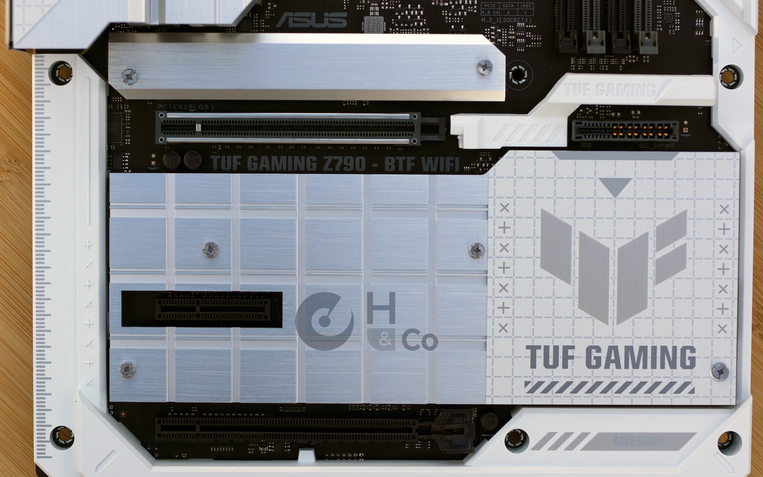 Asus TUF Gaming Z790-BTF WiFI : connecteurs d'extension