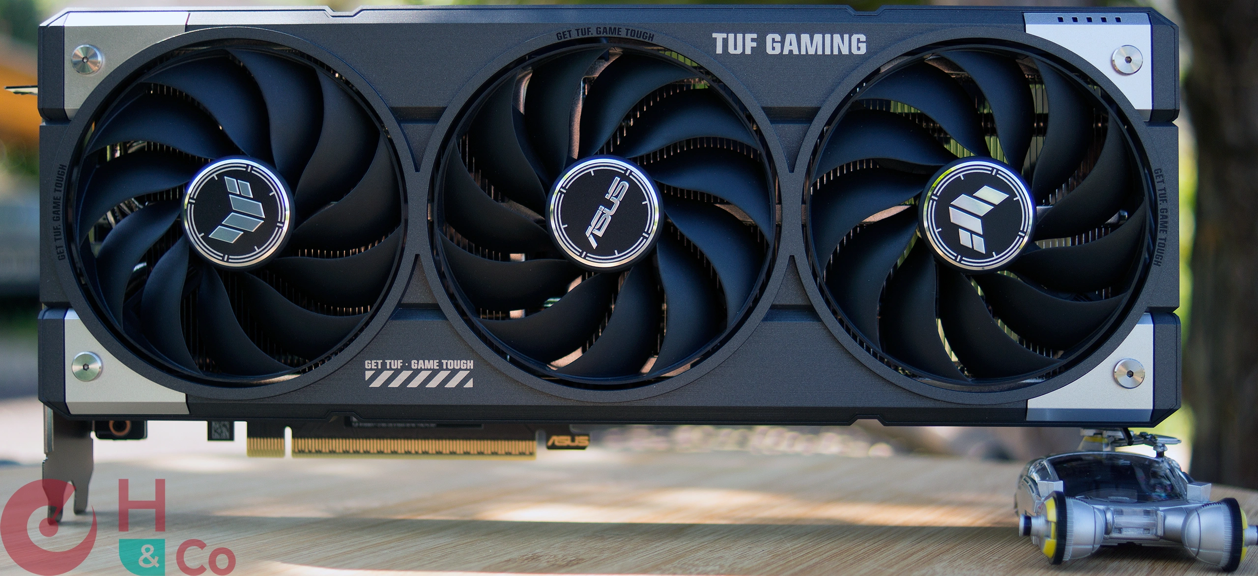 Asus TUF RX 9060XT Gaming : face avant