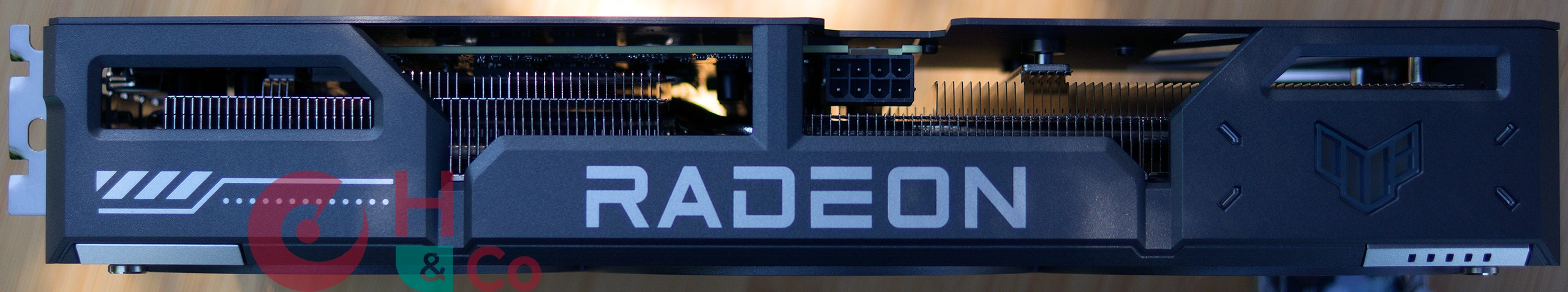Asus TUF RX 9060XT Gaming : connecteur d'alimentation