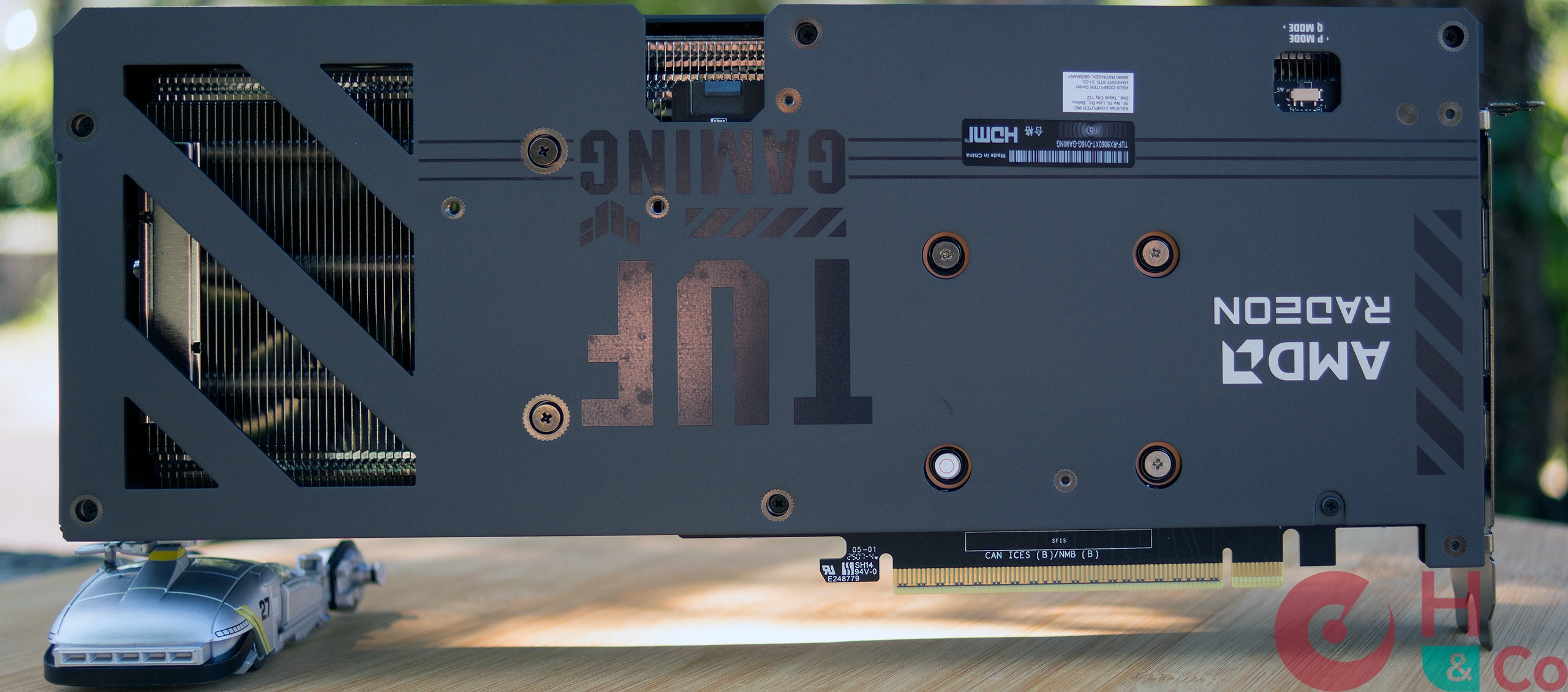 Asus TUF RX 9060XT Gaming : face arrière