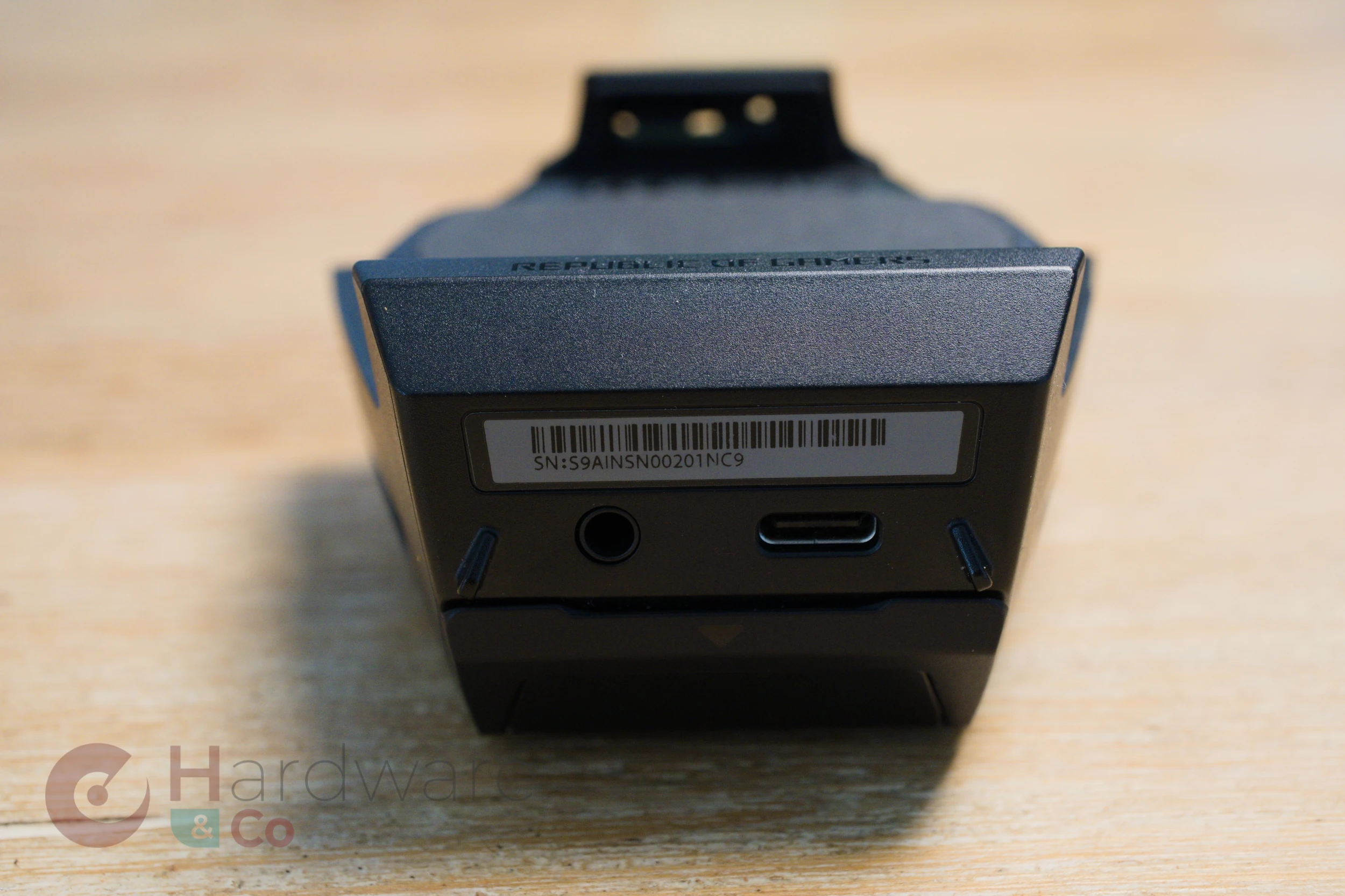 Asus Rog Phone 9 Pro Aero Cooler Connections